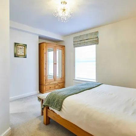 Host & - Sunstar * Whitby