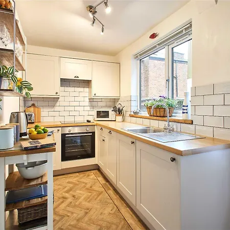 Host & - Sunstar Whitby